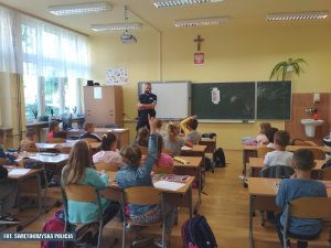 Policjant na spotkaniu z uczniami Szkoły Podstawowej w Ożarowie