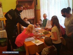 Policjant na spotkaniu z najmłodszymi mieszkańcami  miejscowości Kornacice