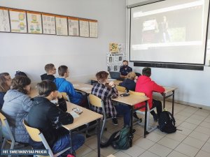 dzielnicowa na spotkaniu z młodzieżą