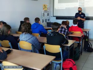 dzielnicowa na spotkaniu z młodzieżą