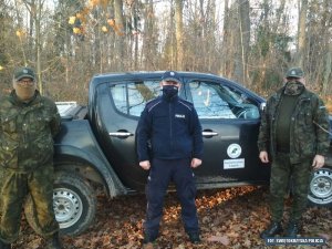 grafika przedstawiająca patrol policji i straży leśnej