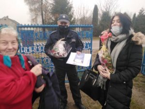 Zdjęcie przedstawiające policjanta i pracownicę OPS w Lipniku z Seniorką z gminy Lipnik