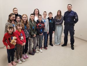 policjanci na spotkaniu z dziećmi