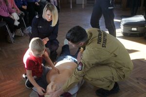 policjanci na spotkaniu z dziećmi