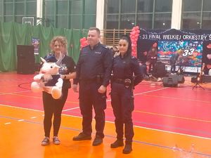 policjanci z dziećmi podczas działań WOŚP
