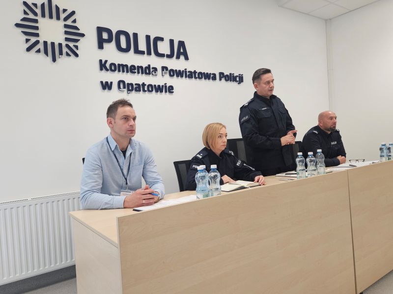 Spotkanie o bezpieczeństwie w szkołach w powiecie opatowskim